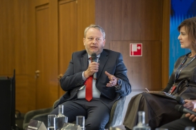 Prof. Dr. Vok&oacute; Zolt&aacute;n, n&eacute;peg&eacute;szs&eacute;g&uuml;gy&eacute;rt felelős &aacute;llamtitk&aacute;r