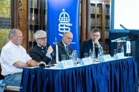 Dr. Andreas Botzlar elnökségi tag, Német Orvosi Kamara, Dr. Otmar Kloiber főtitkár, Orvos Világszövetség, Dr. Ole Johan Bakke elnök, Európai Orvosok Állandó Bizottsága , Dr. Álmos Péter elnök, Magyar Orvosi Kamara (Fotó: Barta Bálint - Semmelweis Egyetem) 