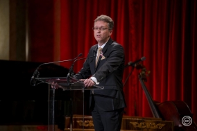 Hankó Balázs kultúráért és innovációért felelős miniszter beszédet mond a március 15-i állami elismerések és művészeti díjak átadásán a Pesti Vigadóban 2026. március 13-án. (Fotó: MTI/Balogh Zoltán)