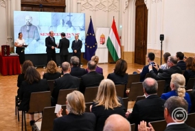 Hegedűs Zsolt egészségügyi miniszter (balról) és Buga László kórházi fekvő- és járóbeteg szakellátásért felelős államtitkár (jobbról) elismeréseket ad át az Egészségügyi Minisztérium Semmelweis-napi ünnepségén a Belügyminisztérium épületében 2026. június 30-án. (Fotó: MTI/Purger Tamás)