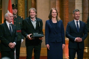 Cserhalmi György Kossuth-díjas színművész, a nemzet színésze (b2), miután átvette a Magyar Érdemrend nagykeresztjét Baka András köztársasági elnöktől (b), Forsthoffer Ágnestől, az Országgyűlés elnökétől (j2) és Magyar Péter miniszterelnöktől (j) az állami kitüntetések átadásán az államalapítás és Szent István király ünnepén az Országház kupolacsarnokában 2026. augusztus 20-án.  MTI/Purger Tamás