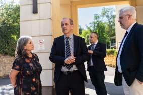 Prof. Dr. Dank Magdolna, az OOI főigazgatója, Hegedűs Zsolt egészségügyi miniszter és Dr. Mátrai Tamás orvosigazgató (Forrás: Hegedűs Zsolt hivatalos Facebook-oldala)