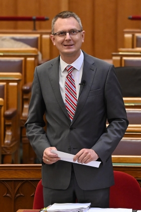 Rétvári Bence, a Belügyminisztérium parlamenti államtitkára válaszol az Országgyűlés plenáris ülésén 2022. június 7-én. Fotó: MTI/Máthé Zoltán