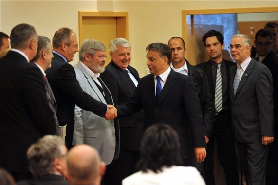 Orbán Viktor miniszterelnök kezet fog Szócska Miklós egészségügyért felelős államtitkárral (MTI Fotó: Kovács Tamás)
