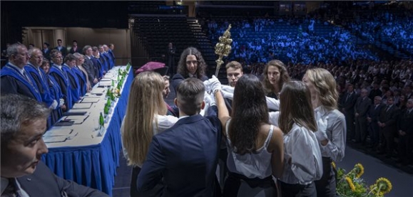 Hallgatók esküt tesznek az egyetem jogarára tett kézzel a Semmelweis Egyetem 2022/2023-as tanévének ünnepélyes megnyitóján a budapesti MVM Dome sportcsarnokban 2022. szeptember 3-án (MTI/Szigetváry Zsolt)