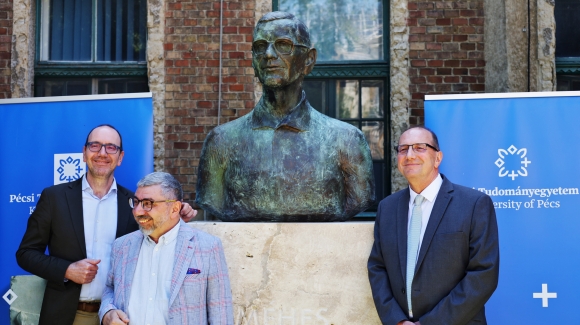 A szobrot Tóth Zsuzsanna szobrász és Nyitrai Miklós, a PTE ÁOK dékánja leplezte le.  A képen Méhes professzor fiai állnak a szobor előtt  (balról jobbra) Dr. Méhes Márton, ifj. Méhes Károly és Prof. Dr. Méhes Gábor. Fotó: Aknai Péter (Forrás: PTE)