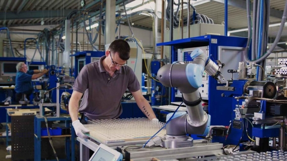 Universal Robots UR5: kobot eteti a CNC-üvegesztergapadot a Hofmann Glasstechnik kisvállalatnál