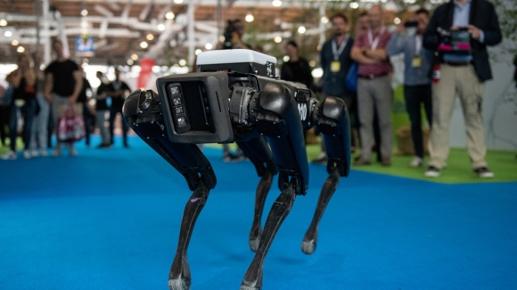 A Boston Dynamics jövőre megkezdheti SpotMini robotkutyájának tömeggyártását