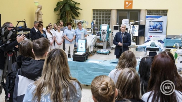 Wikonkál Norbert főigazgató beszél a kézhigiéné világnapja alkalmából középiskolás diákoknak rendezett pályaorientációs nyílt napon az Észak-Pesti Centrumkórház - Honvédkórházban (Fotó: MTI/Szigetváry Zsolt)