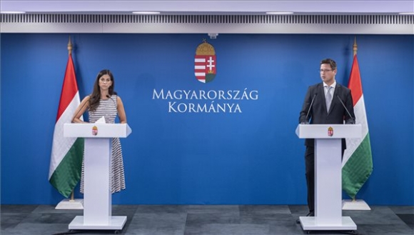 Gulyás Gergely Miniszterelnökséget vezető miniszter és Szentkirályi Alexandra kormányszóvivő a Kormányinfó sajtótájékoztatón a Miniszterelnökségen 2020. augusztus 28-án (MTI/Szigetváry Zsolt)