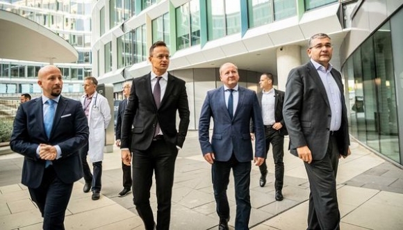 2021-ben a Külgazdasági és Külügyminisztérium 278 millió forint vissza nem térítendő támogatást  nyújtott a Doktor24 Multiklinika beruházáshoz. A képen Szijjártó Péter külügyminiszter, Simicskó István, fideszes országgyűlési képviselő, és Kóka János, egykori gazdasági miniszter, a Doktor24 igazgatóságának elnöke. A beruházást kétszer adták át, egyszer a sajtó jelenlétében, majd egy hónappal később a külügyminiszterrel, a sajtó kizárásával (Fotó: Szijjártó Péter hivatalos Facebook-oldala, 2021)