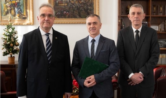 Vágó Árpád főorvos a megbízását Szabó Zoltán professzortól, a Klinikai Központ elnökétől vette át ünnepélyes keretek között az Elnöki Hivatalban (Fotó: unideb.hu)