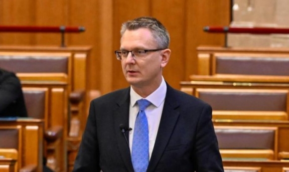 Rétvári bence államtitkár interpellációkra válaszol az Országgyűlésben