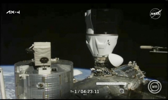 Az amerikai űrkutatási hivatal, a NASA felvételén a SpaceX amerikai űrkutatási magánvállalat Crew Dragon űrkapszulája az Axiom 4 (Ax-4) misszió legénységével a fedélzeten dokkol a Nemzetközi Űrállomáson 2025. június 26-án. Kapu Tibor magyar űrhajós, valamint a lengyel Slawosz Uznanski-Wisniewski, az indiai Subhansu Sukla és az amerikai Peggy Whitson, az Ax-4 legénysége az előző napon indult útnak a floridai Kennedy Űrközpontból a Föld körül keringű űrállomásra, ahol a tervek szerint 14 napot töltenek. (MTI
