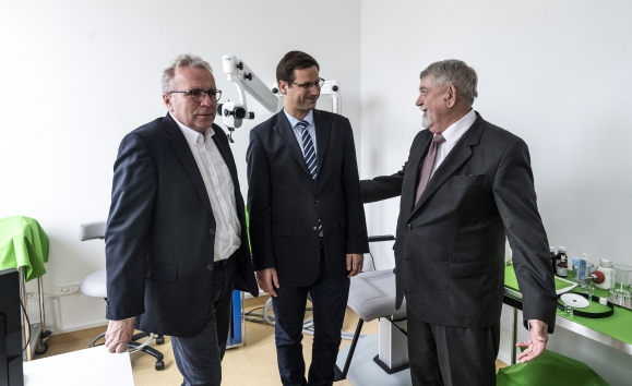 Gulyás Gergely, Kásler Miklós és Pokorni Zoltán beszélget a helyszínbejáráson (Fotó: MTI/Szigetváry Zsolt)