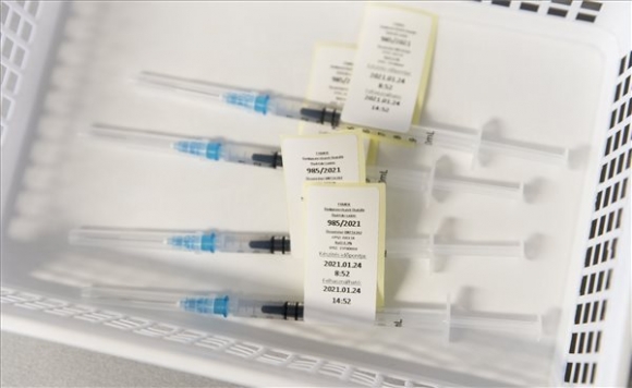 A Pfizer-BioNTech koronavírus elleni vakcinái fecskendőkben előkészítve az oltáshoz a győri Petz Aladár Megyei Oktató Kórházban 2021. január 24-én (MTI/Krizsán Csaba)