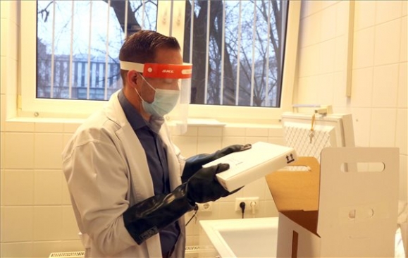 Kozma Ádám főgyógyszerész kiveszi a koronavírus elleni oltóanyagot, a Pfizer-BioNTech vakcinát a szállító-hűtőládából a Borsod-Abaúj-Zemplén Megyei Központi Kórház és Egyetemi Oktatókórházban Miskolcon 2020. december 30-án (MTI/Vajda János)