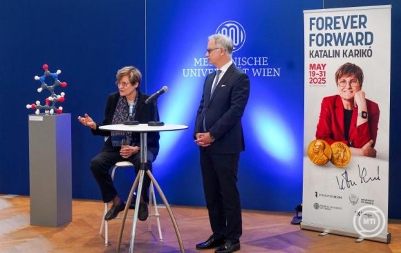 Karikó Katalin beszédet mond a Forever Forward (Örökké előre) című kiállítás megnyitóján a Josephinumban. Mellette Markus Müller, a múzeumot fenntartó Bécsi Orvostudományi Egyetem rektora. (Fotó: MTI/Filep István)