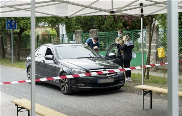 Autójában kapja meg egy mozgásában korlátozott férfi az amerikai Johnson & Johnson leányvállalata, a Janssen egyadagos koronavírus elleni vakcináját a honvédség oltóbusza közelében a Győr-Moson-Sopron megyei Dunaszegen 2021. május 19-én (MTI/Krizsan Csaba)