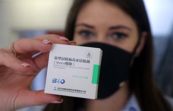 Mácsi Bernadett közegészségügyi-járványügyi szakügyintéző egy doboz újonnan érkezett kínai Sinopharm vakcinával Miskolcon, a Borsod-Abaúj-Zemplén Megyei Kormányhivatal népegészségügyi főosztályán 2021.március 29-én. MTI/Vajda János
