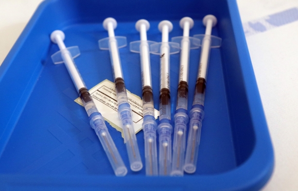 A német-amerikai fejlesztésű Pfizer-BioNTech koronavírus elleni oltóanyag, a Comirnaty-vakcina fecskendőkben előkészítve az oltáshoz a Borsod-Abaúj-Zemplén Megyei Központi Kórház és Egyetemi Oktatókórházban kialakított oltóponton Miskolcon 2021. augusztus 4-én. MTI/Vajda János