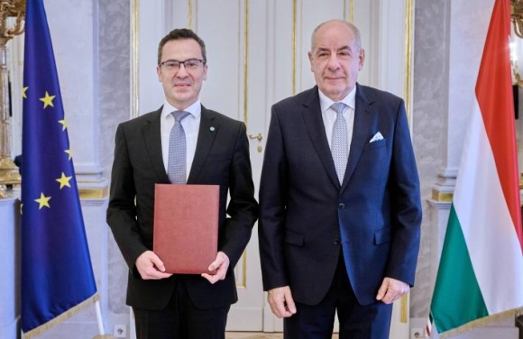 A kinevezést Sulyok Tamás köztársasági elnök adta át a Sándor-palotában (Fotó: PTE)