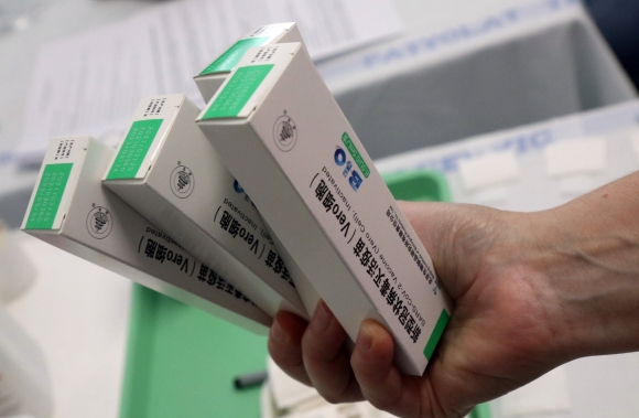 A kínai Sinopharm koronavírus elleni vakcinák a Borsod-Abaúj-Zemplén Megyei Központi Kórház és Egyetemi Oktatókórházban kialakított oltóponton 2021. április 26-án. MTI/Vajda János