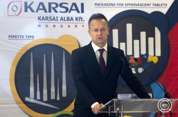 Szijjártó Péter külgazdasági és külügyminiszter beszédet mond a Karsai Alba üzemmegnyitó ünnepségén a Karsai Holding Zrt. székesfehérvári telephelyén 2024. november 4-én. A magyar tulajdonú vállalat labortechnikai és orvostechnikai eszközöket előállító gyárat hozott létre, az erre irányuló, több mint négymilliárd forint értékű beruházást pedig az állam 730 millió forinttal támogatta, így elősegítve harminchét új munkahely létrejöttét. MTI/Kocsis Zoltán