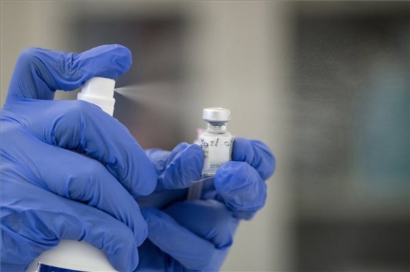 Az asszisztens lefertőtleníti a német-amerikai fejlesztésű Pfizer-BioNTech koronavírus elleni oltóanyagot, a Comirnaty-vakcinát a nyíregyházi Jósa András Oktatókórházban kialakított oltóponton 2021. május 19-én (MTI/Balázs Attila)