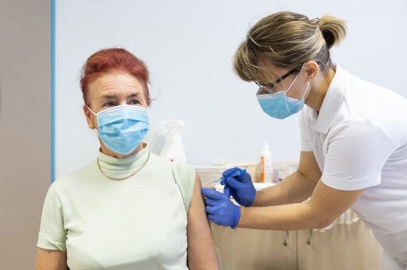 Szoták Judit bőrgyógyász főorvos beolt egy nőt az orosz Szputnyik V koronavírus elleni vakcina második adagjával Nyíregyházán, a Jósa András Oktatókórház oltópontján 2021. május 28-án. MTI/Balázs Attila
