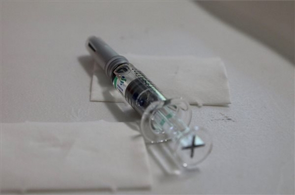 A kínai Sinopharm koronavírus elleni vakcina második adagja a Borsod-Abaúj-Zemplén Megyei Központi Kórház és Egyetemi Oktatókórházban kialakított oltóponton Miskolcon 2021. június 13-án. (MTI/MTI Fotószerkesztőség/Vajda János)