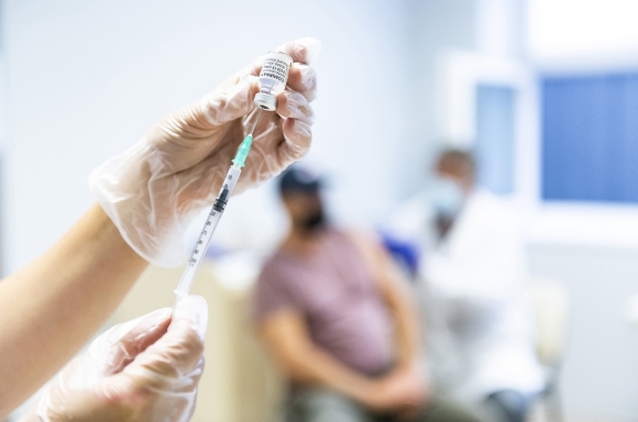 Előkészítik a német-amerikai fejlesztésű Pfizer-BioNTech koronavírus elleni oltóanyag, a Comirnaty-vakcinát a Jósa András Oktatókórházban kialakított oltóponton 2021. augusztus 31-én. MTI/Balázs Attila