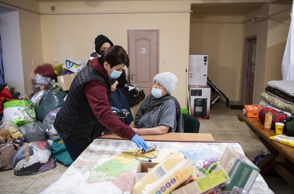 Az orosz-ukrán háború elöl Ukrajnából menekülő nő egészségügyi állapotát ellenőrzik a lónyai művelődési házban kialakított segítségponton Fotó: MTI/Balázs Attila