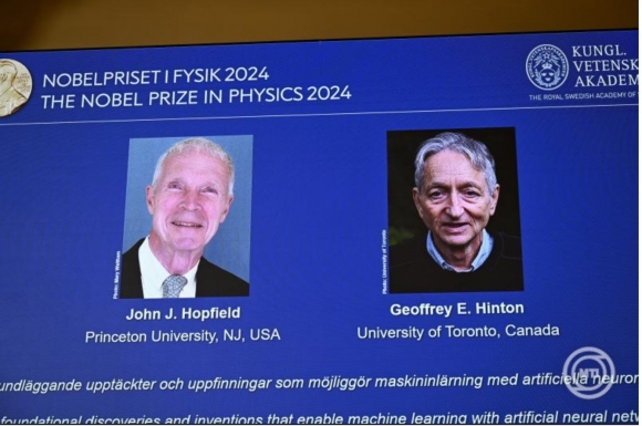 John J. Hopfield amerikai és Geoffrey E. Hinton brit-kanadai tudós portréja a Svéd Királyi Tudományos Akadémia fizikai Nobel-díjakat odaítélő bizottságának az idei díjazottakat bejelentő sajtóértekezletén Stockholmban 2024. október 8-án. Hopfield és Hinton a mesterséges neurális hálózatokat használó gépi tanulás előmozdításáért részesült az elismerésben. MTI/EPA/TT Hírügynökség/Christine Olsson