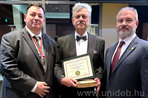 Mátyus László professzor a Gnz-díjjal (Fotó: unideb.hu)