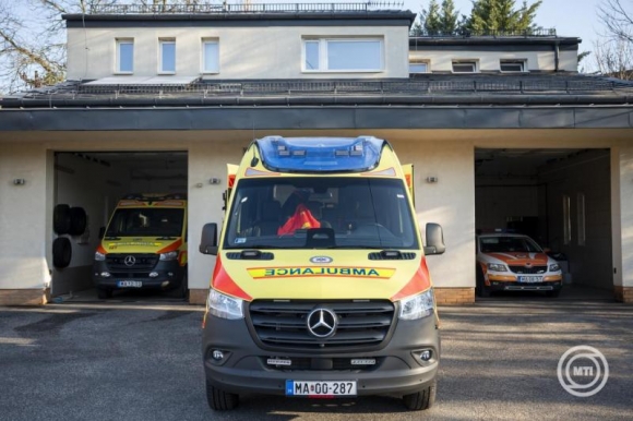 Az új mentőautó az átadása napján a pesthidegkúti mentőállomáson (Fotó: MTI/Balogh Zoltán)