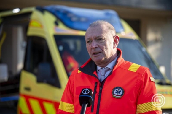 Az új mentőautó az átadása napján a pesthidegkúti mentőállomáson 2025. december 27-én( MTI/Balogh Zoltán)