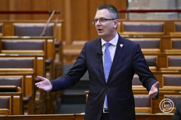 Rétvári Bence államtitkár napirend előtti felszólalásra válaszol az Országgyűlés plenáris ülésén 2026. március 9-én. (Fotó: MTI/Hegedüs Róbert)