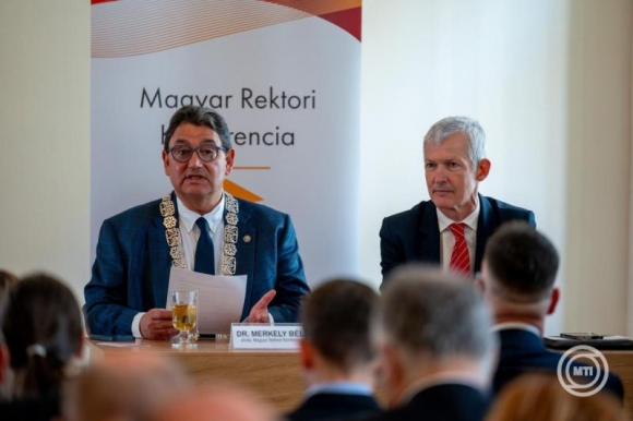 Merkely Béla, az MRK elnöke (b) és Tonk Márton, a Sapientia egyetem (j) rektora az MRK kihelyezett ülésén a Kolozsvárott április 24-én (Fotó:  MTI/Kiss Gábor)