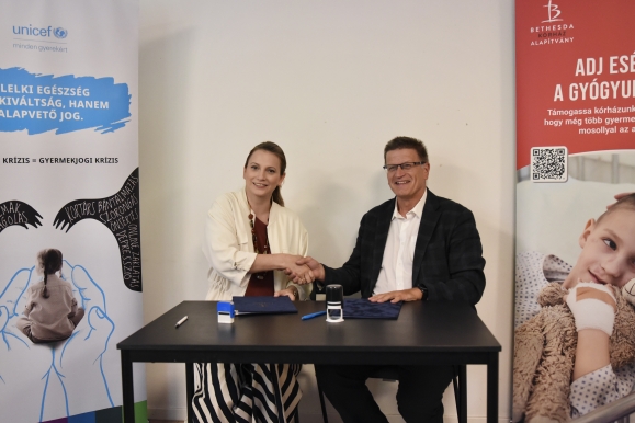 Mészáros Antónia, az UNICEF Magyarország ügyvezető igazgatója és Dr. Velkey György János, a Bethesda Gyermekkórház főigazgatója