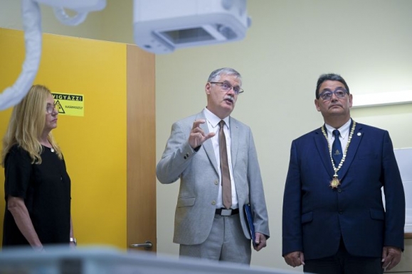 Merkely Béla, a Semmelweis Egyetem rektora (j) és Cserháti Péter klinikaigazgató (k) az új nagyfelbontású digitálisröntgen-vizsgálóban a fejlesztések átadásán a Semmelweis Egyetem rehabilitációs klinikáján 2026. június 25-én. (MTI/Szigetváry Zsolt)