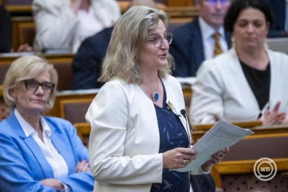 Porpáczy Krisztina, az Egészségügyi Minisztérium alapellátásért és integrált ellátásért felelős államtitkára felszólal a kötelező egészségbiztosítás ellátásairól szóló törvény módosításának általános vitájában az Országgyűlés rendkívüli ülésén 2026. június 30-án. (Fotó: MTI/Balogh Zoltán)