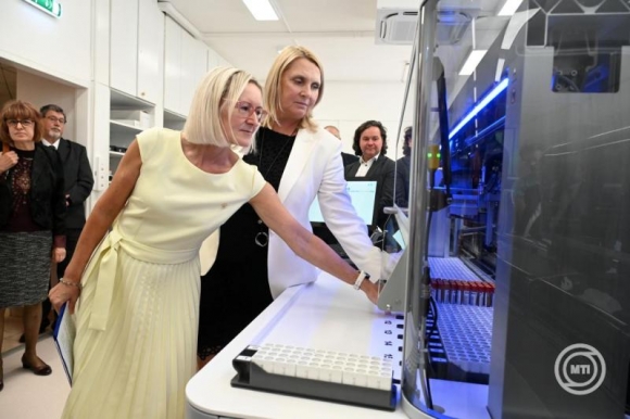 Simon Ágnes laborvezető főorvos (b3) és Ajzner Éva, a Magyar Laboratóriumi Diagnosztikai Társaság elnöke (j2) a TLA-rendszer átadásán  (Fotó: MTI/Mészáros János)