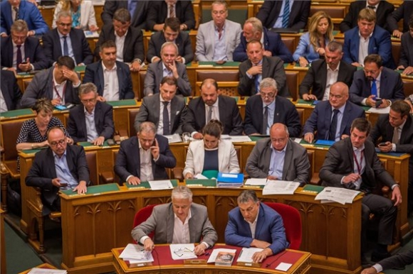 A Fidesz-frakció szavaz, elöl Orbán Viktor miniszterelnök (j) és Semjén Zsolt miniszterelnök-helyettes az Országgyűlés plenáris ülésén 2018. július 17-én. MTI Fotó: Balogh Zoltán