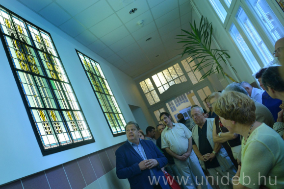 Szekanecz Zoltán, a Reumatológiai Tanszék vezetője kezdeményezte az ablakok áthelyezését az épület földszinti folyosójára, ahol a betegek és a látogatók is gyönyörködhetnek bennük. Fotó: Unideb.hu