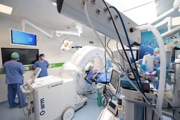  Az O-armTM 3 dimenziós, röntgen-CT képalkotó technológia országosan egyedülálló intraoperatív követést biztosít a szegedi hibrid műtőben. Fotó: Bobkó Anna, SZTE Nemzetközi és Közkapcsolati Igazgatóság