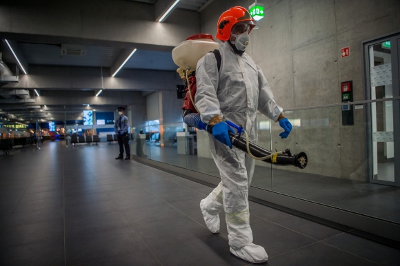 A Budapest Airport és a hatóságok által életbe léptetett fokozott egészségügyi ellenőrzéshez társuló fertőtlenítés bemutatója Fotó: MTI/Balogh Zoltán