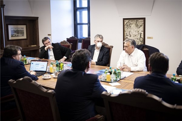Orbán Viktor miniszterelnök (k) virológusokkal egyeztet a Karmelita kolostorban 2020. április 9-én. A kormányfő mellett Palkovics László innovációs és technológiai miniszter (bal szélen). MTI/Miniszterelnöki Sajtóiroda/Fischer Zoltán
