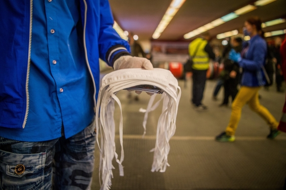 Textilmaszkot osztanak az utasoknak a Nyugati téri aluljáróban - hétfőtől csak sállal, kendővel vagy maszkkal eltakart arccal szabad felszállni a fővárosi tömegközlekedés járataira Fotó: MTI/Balogh Zoltán
