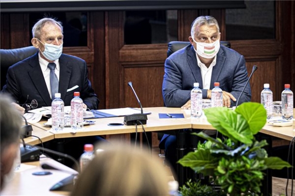 A Miniszterelnöki Sajtóiroda által közreadott képen Orbán Viktor kormányfő (j) és Pintér Sándor belügyminiszter a koronavírus-járvány elleni védekezésért felelős operatív törzs ülésén a Belügyminisztériumban 2020. szeptember 12-én (MTI/Miniszterelnöki Sajtóiroda/Fischer Zoltán)